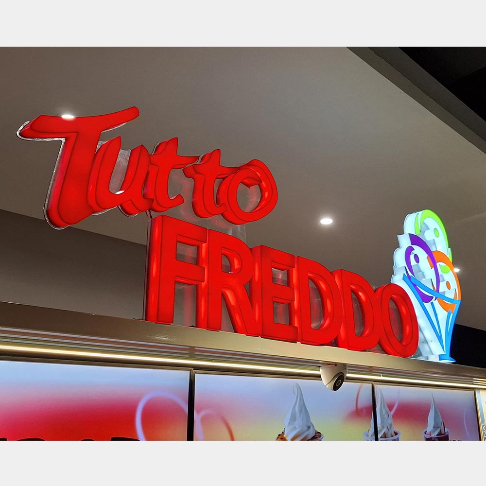 Letrero corpóreo con iluminación frontal o indirecta